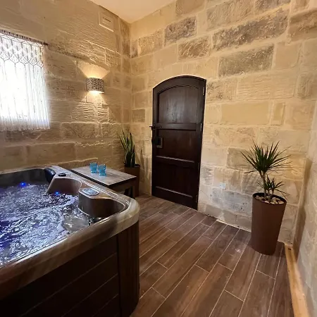 House With Pool & Jacuzzi For 5 Persons Nadur