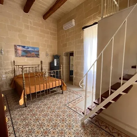 House With Pool & Jacuzzi For 5 Persons